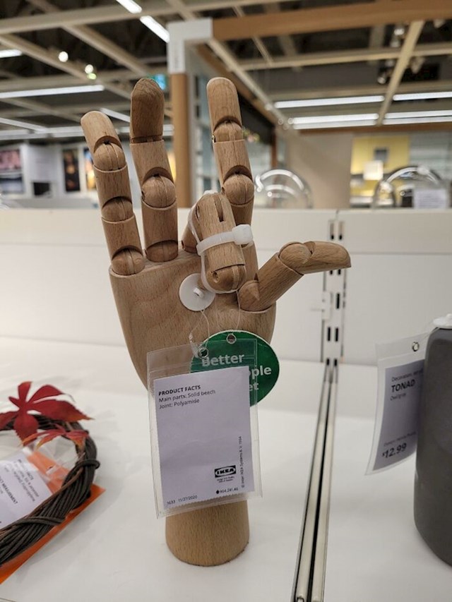 "Ova ukrasna ruka u mojoj lokalnoj IKEA -i sa srednjim prstom zakopčanim prema dolje."