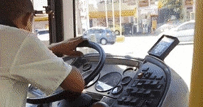 Netko je u autobusu snimio jeziv prizor, pogledajte što je vozač imao na mjenjaču