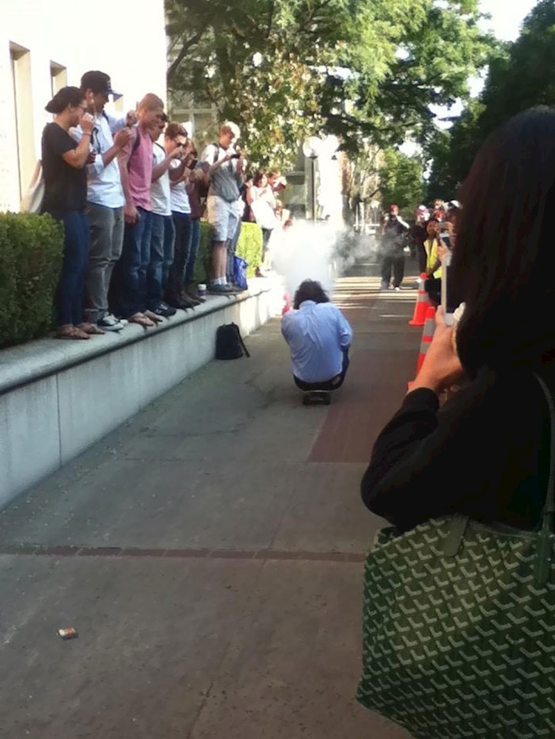 Ovaj profesor objasnio je Newtonov treći zakon kretanja na skejtbordu i s aparatom za gašenje požara.
