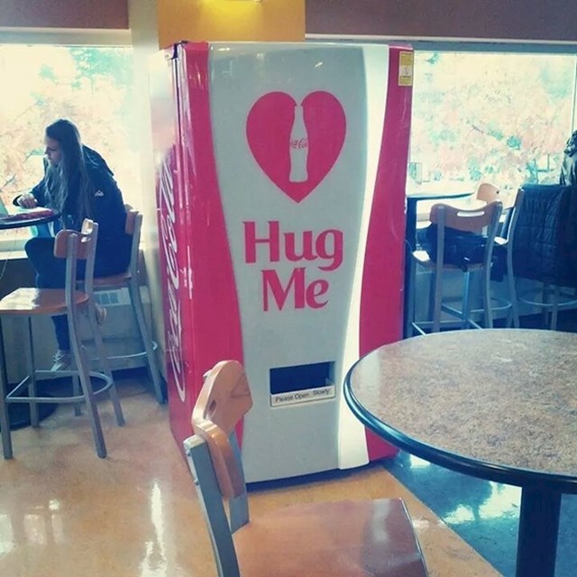 #4 Ovaj poseban automat omogućuje vam da platite zagrljajem.