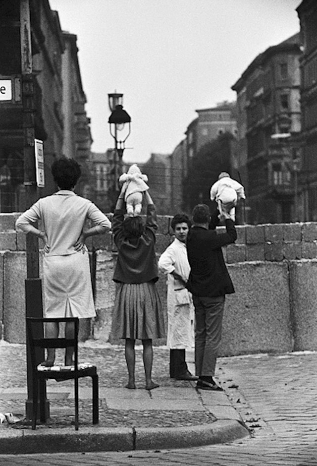 Stanovnici Zapadnog Berlina pokazuju svoje bebe roditeljima koji žive na istočnoj strani, 1961. godina.