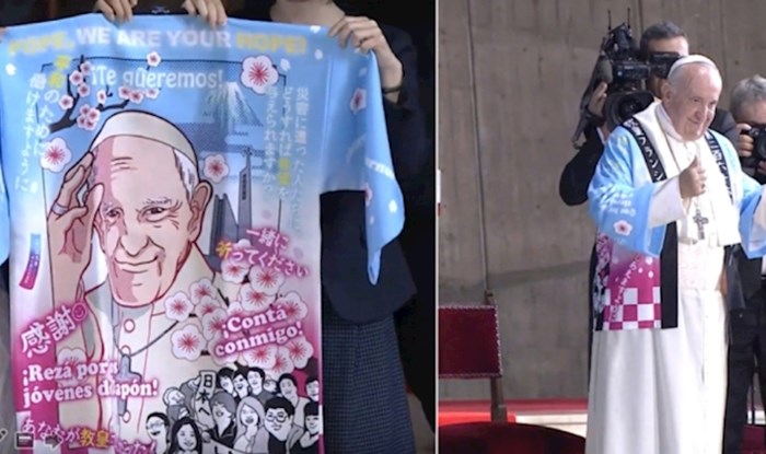 Papa nosi tradicionalni kaput sa slikom njegovog lica kako bi pozdravio Japance