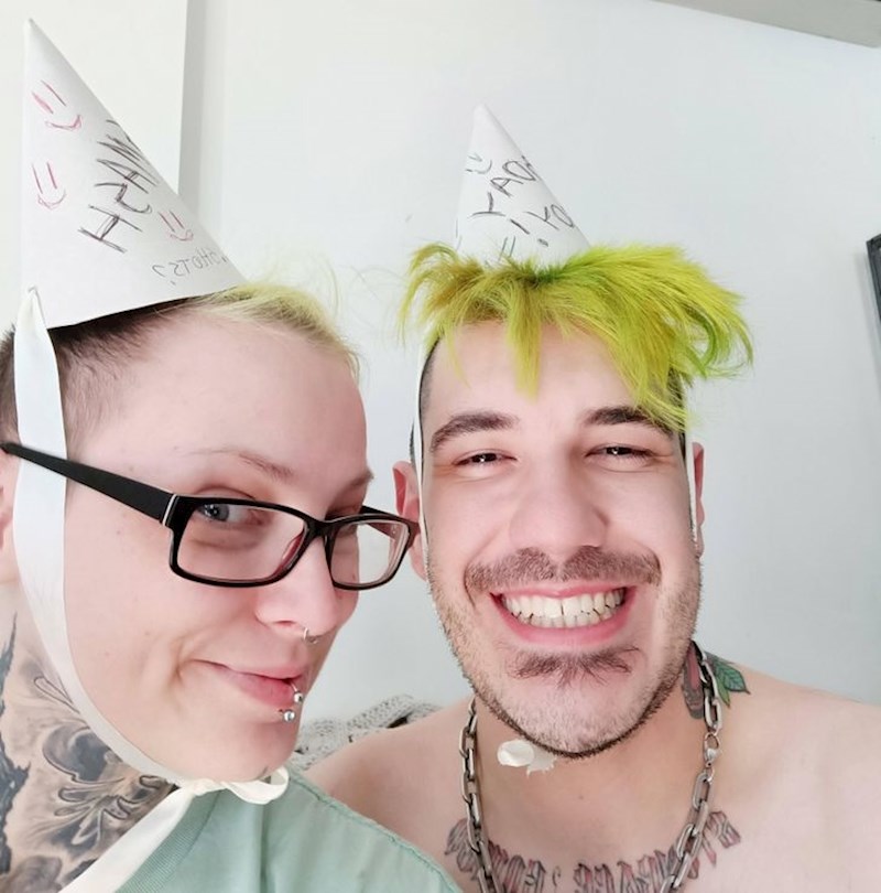 "Danas je moj rođendan. Moja djevojka i ja otpušteni smo prije nekoliko tjedana, i nemamo novca. Napravila nam je šešire za rošendan od stare kutije žitarica i neke vrpce. "