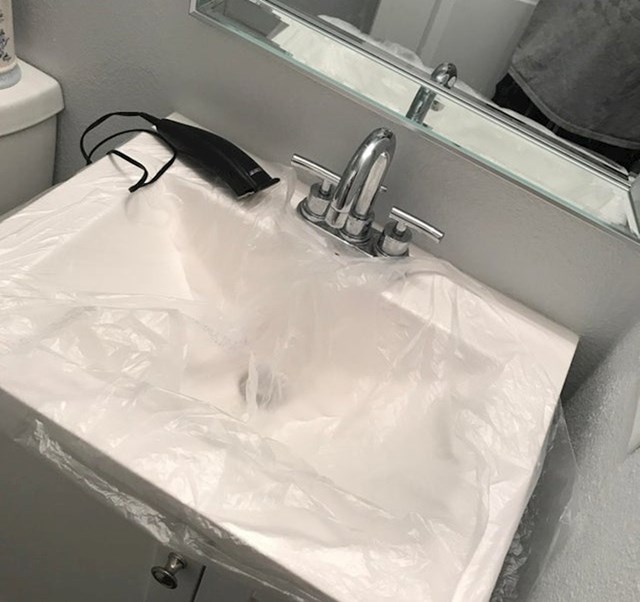 #11 Pri brijanju pokrijte umivaonik plastičnim omotačem kako biste lakše očistili nered.