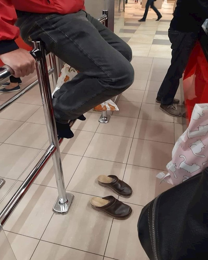 Ovakve stvari se dogode kada nemate sreće s odlaskom u trgovinu, kupac ispred sigurno je zaboravio nešto trenutak prije naplate.