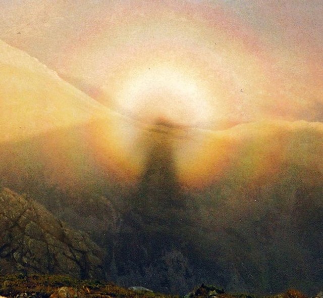 3. "Rijedak prizor, koji se događa kada osoba stoji na većoj nadmorskoj visini u planinama i vidi svoju sjenu bačenu na oblak na nižoj nadmorskoj visini."