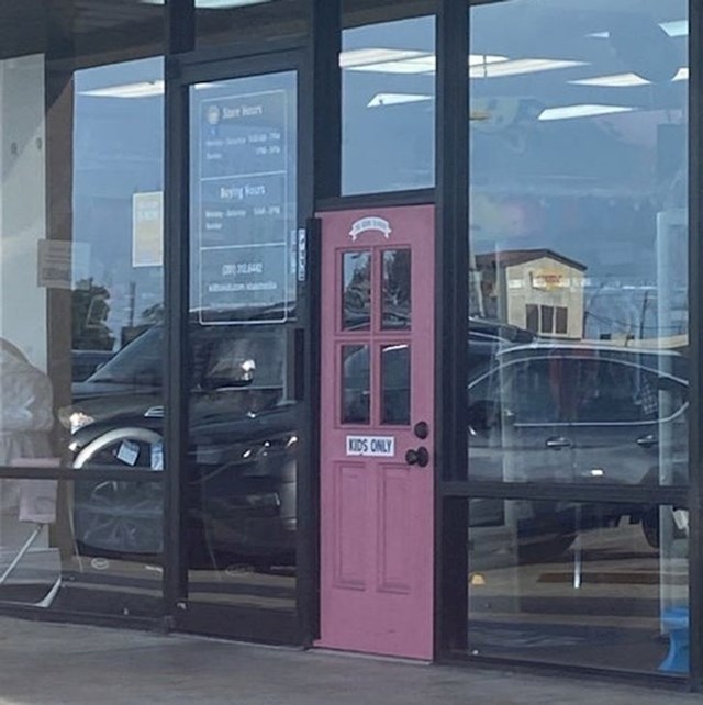 Ova prodavaonica ima minijaturna vrata za djecu pored onih za odrasle.