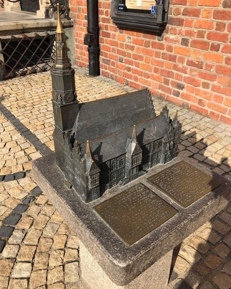 "U Wroclawu u Poljskoj svaka katedrala, pa čak i rijeke, u blizini imaju taktilnu ploču tako da ih mogu vidjeti i slijepe osobe."