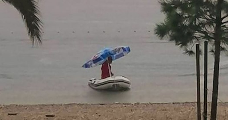 Tip je pronašao genijalan način kako ostati suh i nasmijati tisuće ljudi na Fejsu