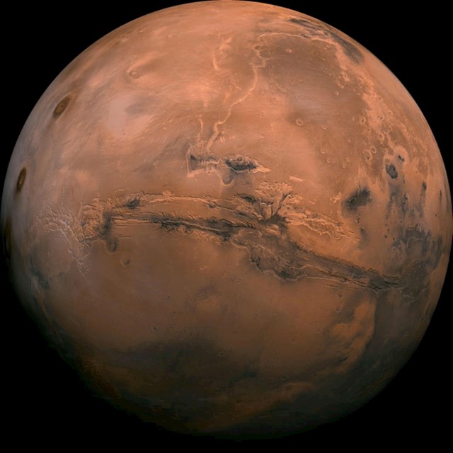 Veliki ožiljak koji vidite na fotografiji oko srednjeg dijela je Valles Marineris, poznatiji kao marsov Grand Canyon. Dug preko 3,000 kilometara i dubok i dubok do 8 kilometara.