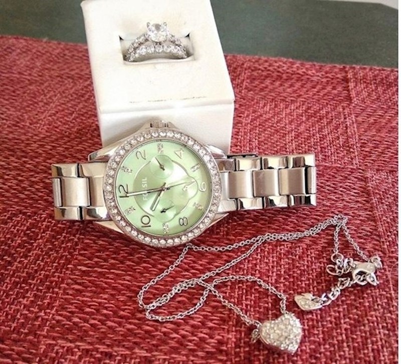 "Išli smo danas na buvljak. Fossil sat sam platila 15 dolara, Swarovski ogrlicu 3 dolara, a prsten 10 dolara!"