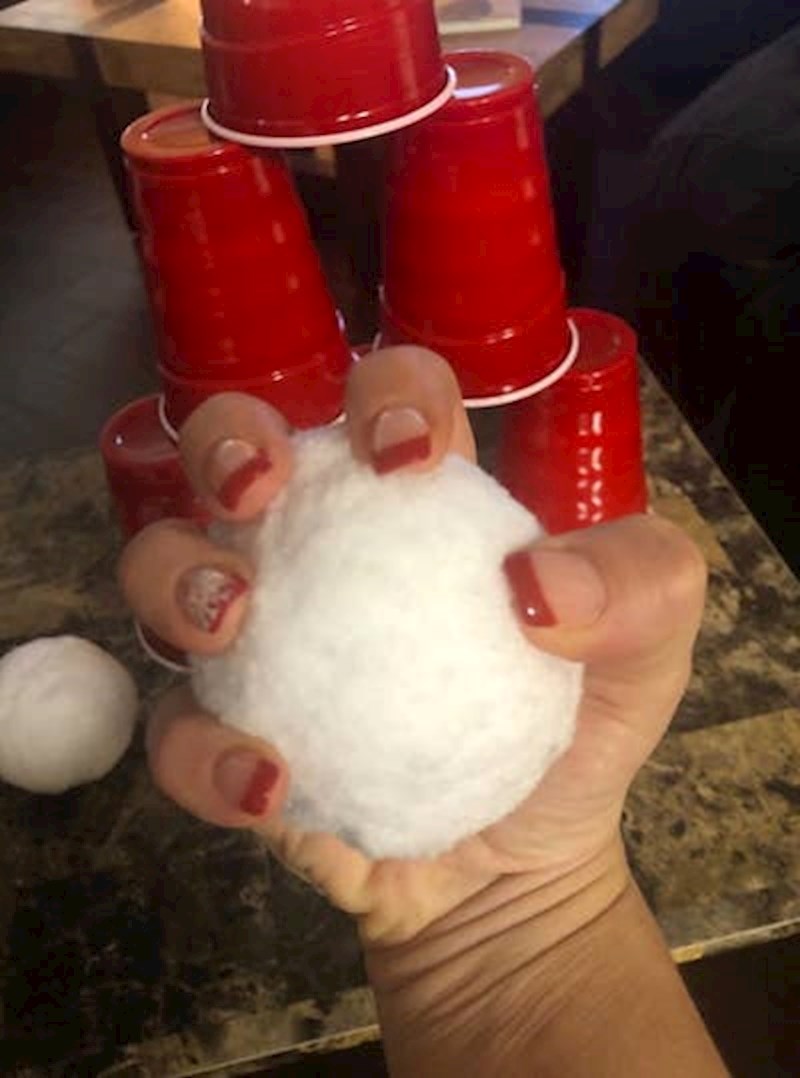 3. Bilo da snijeg pada ili ne, uz ove umjetne grude uvijek se možete zabaviti s prijateljima.