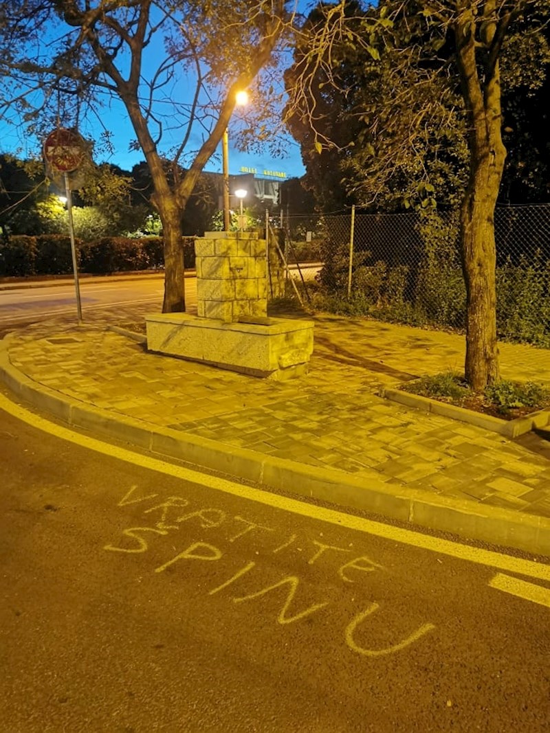 Ovaj natpis nalazi se u Zadru, a po navodima stanara tog naselja slavina se oduvijek nalazila na istom mjestu.