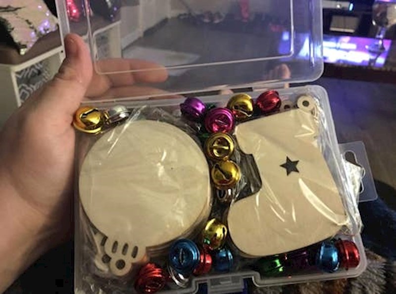 11. Set božićnih ukrasa koji će vašem drvetu pružiti dodatni ugođaj ove godine. Također možete napraviti ove ukrase i dati ih kao poklone drugim ljudima u obitelji.