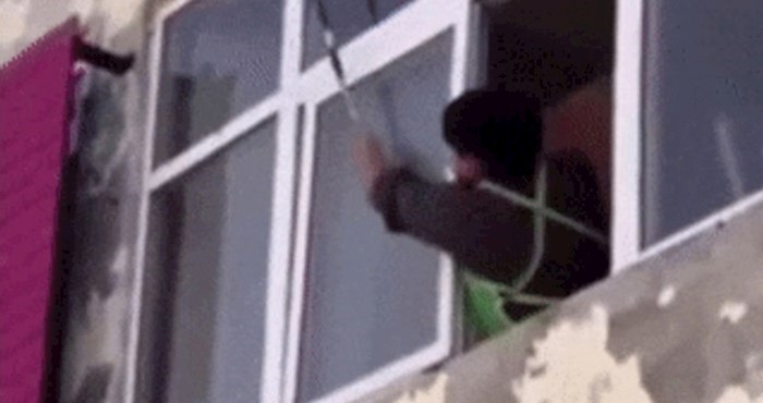 Dječak je uklanjao osinjak, a onda se dogodilo nešto što nitko nije očekivao