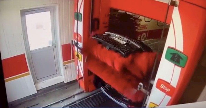 Ovaj tip skoro je pronašao način da uštedi na pranju svog automobila