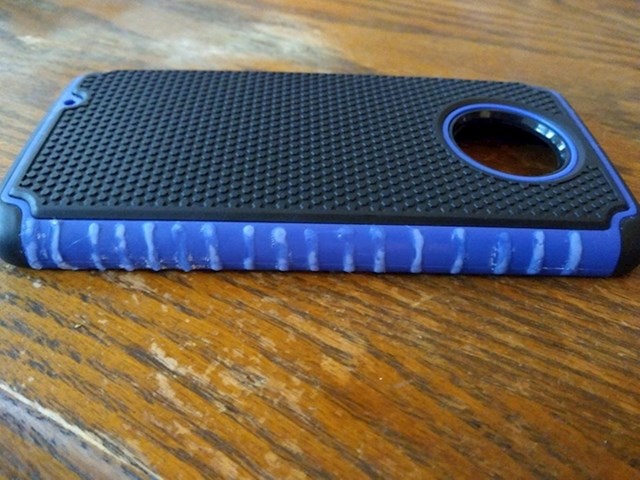 #2 Trebate dodatni grip na maskici svog mobitela? Upotrijebite super ljepilo za stvaranje boljeg prijanjanja.