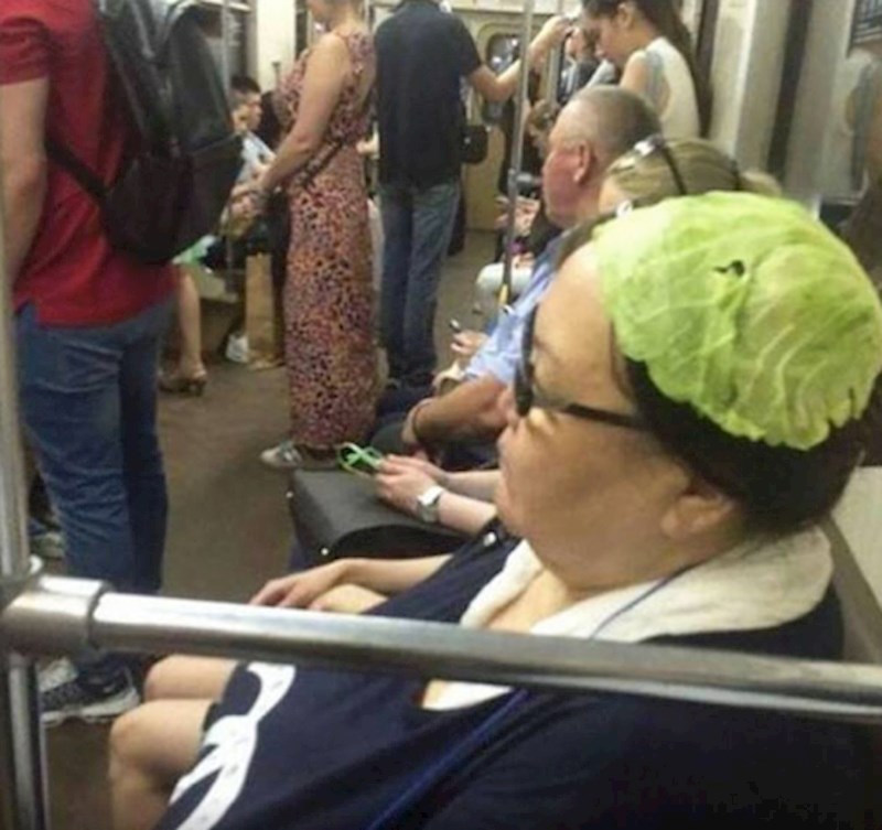 Zašto ova žena ima list kupusa na glavi? Odgovor bi se mogao kriti iza    kupusovih listova koji su prirodni melem za ozlijeđenu kožu, a pomažu i kod raznih bolova.