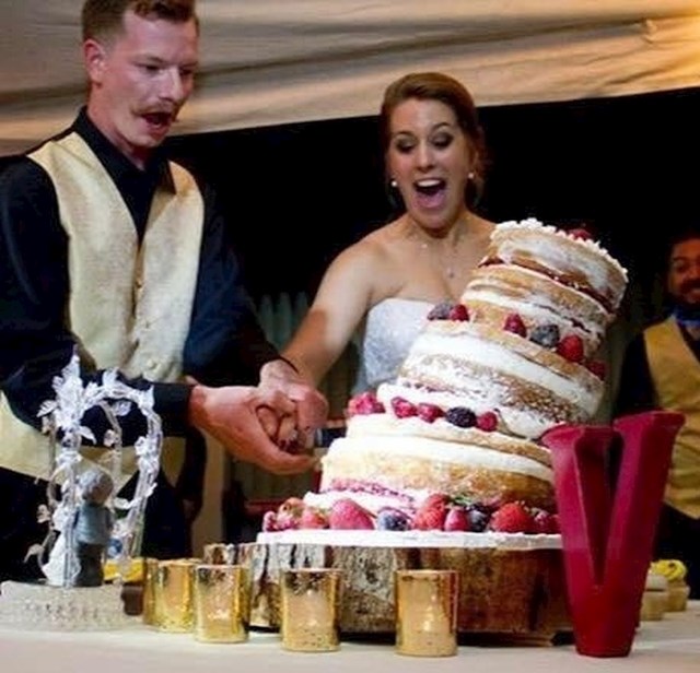 "Naš fotograf s vjenčanja uhvatio je trenutak kada se naša torta počela rušiti."