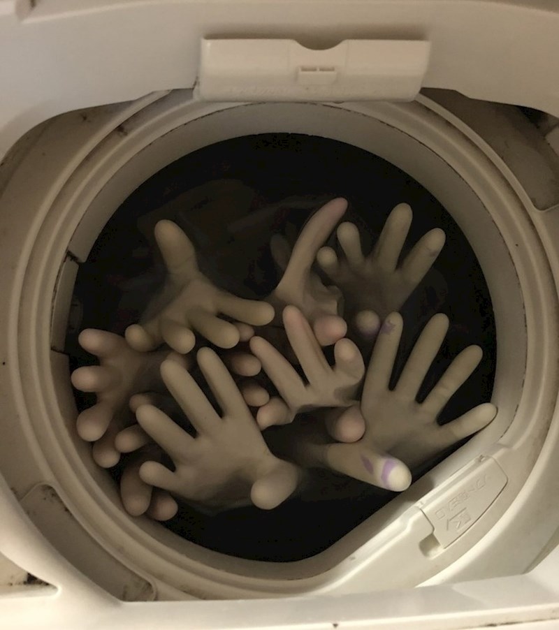 Obične gumene rukavice slučajno su otvorile vrata pakla.