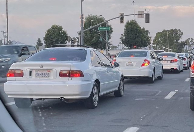 "Vidio sam 4 generacije Honda Civicsa, prema starosti, sve bijele boje."