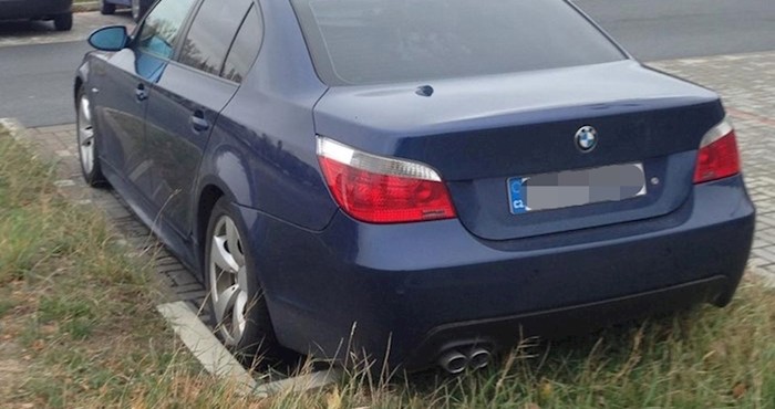Pitamo se kriju li nešto registarske oznake na ovom automobilu