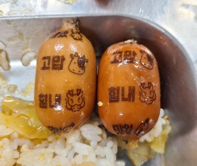 "Kobasice ovdje u Koreji dolaze sa slikama i natpisima " Hvala! ", " Razvedri se" i „ Ukusno, zar ne? "."