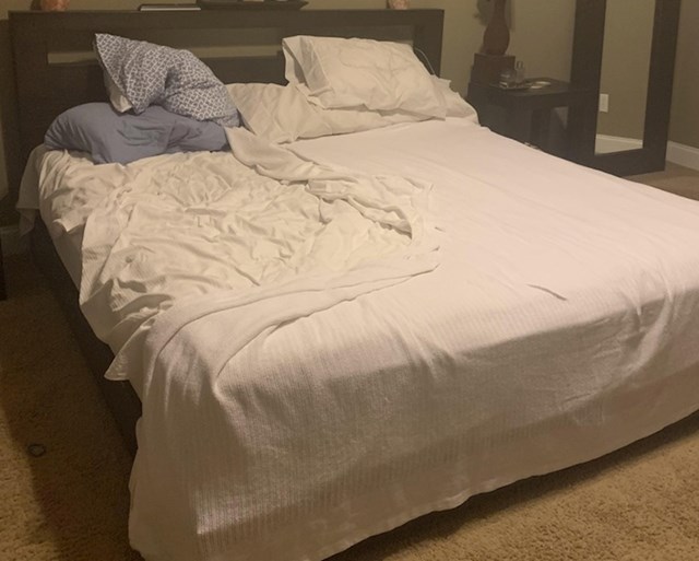 11. "Moj se suprug jutros naljutio pa je odlučio napraviti samo svoju polovicu kreveta."