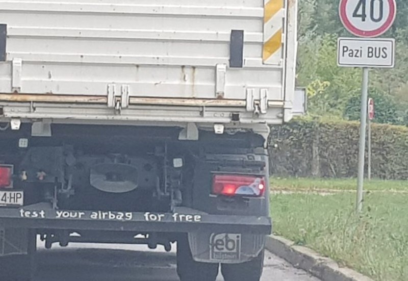 "Besplatno isprobajte zračni jastuk" poruka je za sve neoprezne vozače.