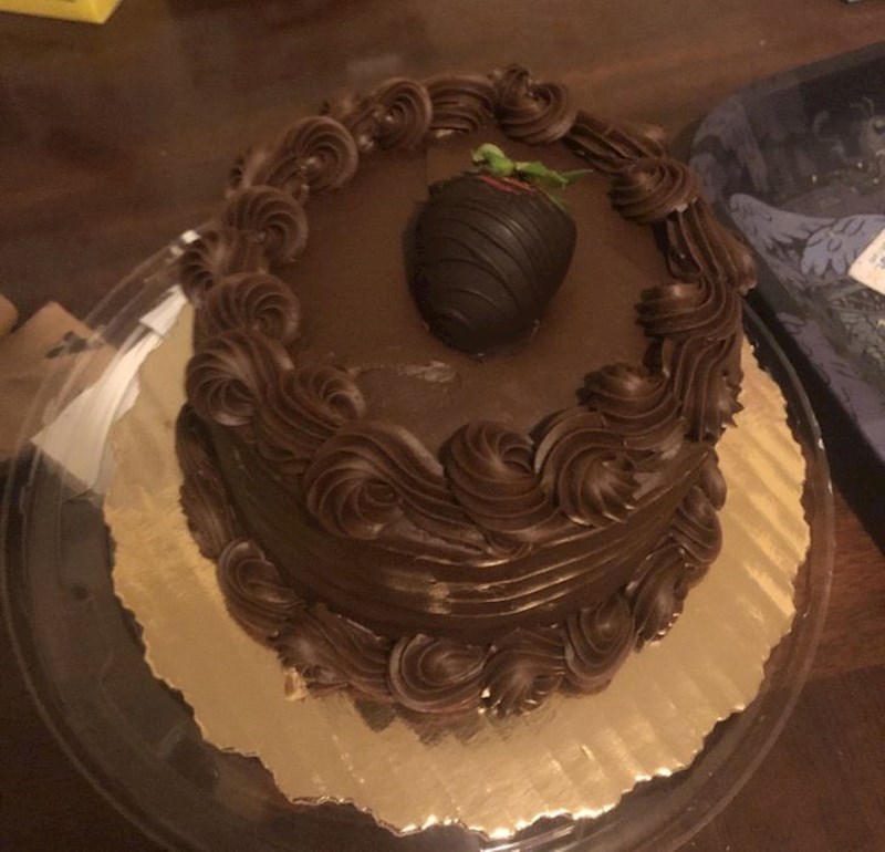 “Danas mi je rođendan. Kad je sat otkucao ponoć, zaštitar iz zgrade kojeg jedva poznajem iznenadio me ovime. "