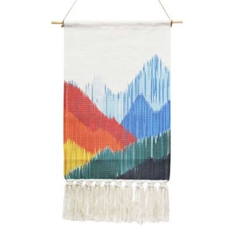 Tkanena dekoracija na zidu može biti savršen detalj u prostoriji.