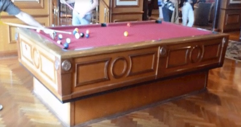 Pogledajte kako se ovaj biljarski stol na kruzeru ponaša za vrijeme valova