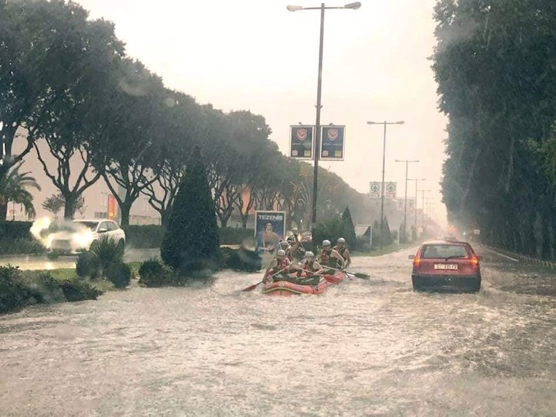 Barem se netko zabavio za vrijeme poplava. :)