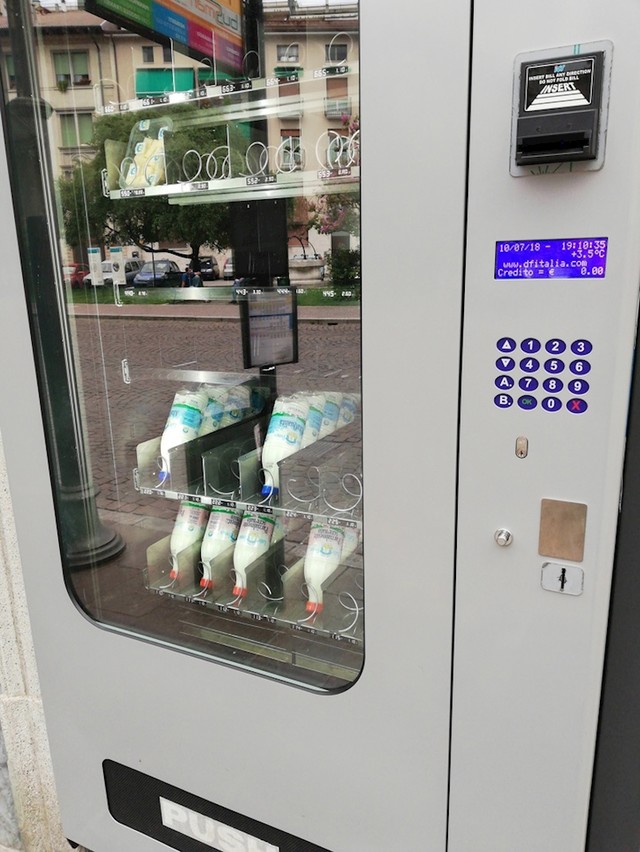 #13 Ovaj automat u Italiji nudi boce mlijeka i parmezan.