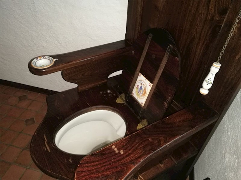 Dvorac ima zahod, ali mora se isprati kantom vode.