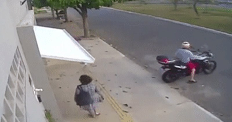 Pogledajte kako će žena slučajno ostati zatvorena u garaži ovog motociklista