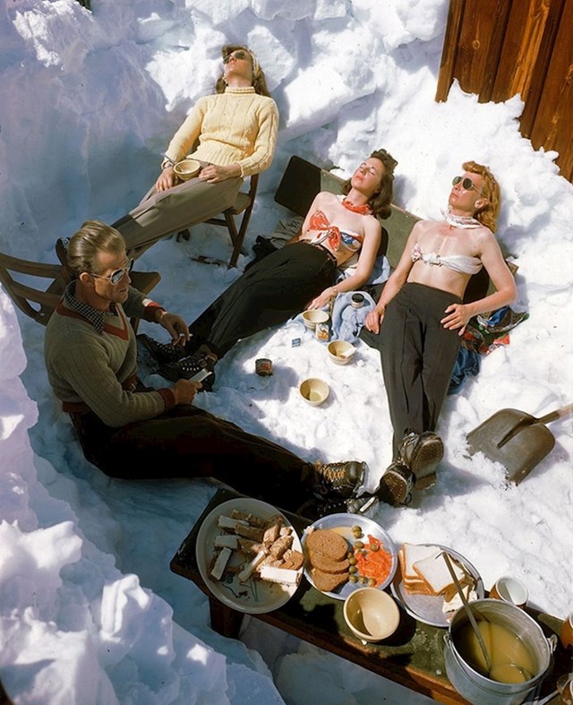 #5 Četiri skijaša sunčaju se na snijegu u Sun Valley, SAD, 1946.