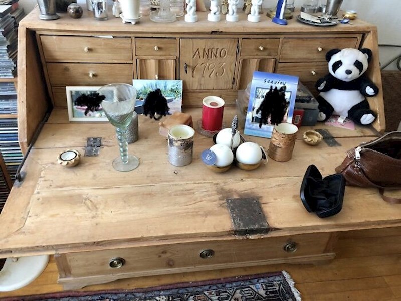 "Ovo je stol moga djeda i bake star 228 godina."