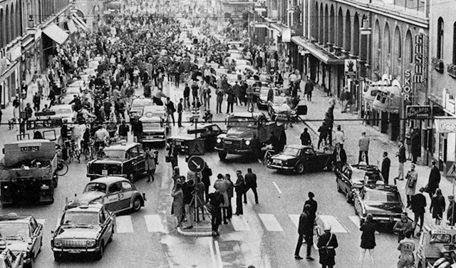 Ulice prvog dana promjene prometa s lijeve strane na promet s desne strane. Švedska, 1967. godine.
