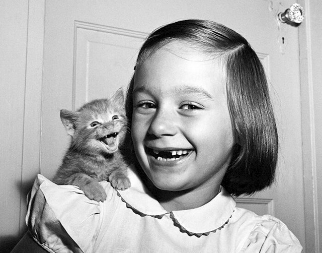 Ova fotografija iz 1955. godine jedna je od najpoznatijih fotografija Waltera Chandohe. “Moja kći Paula i mačić su se istovremeno‘ nasmijali ’za kameru."