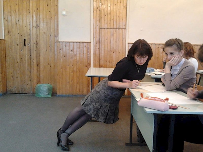 Ova učiteljica sigurno se bavi nekim plesom, a možda i gimnastikom.