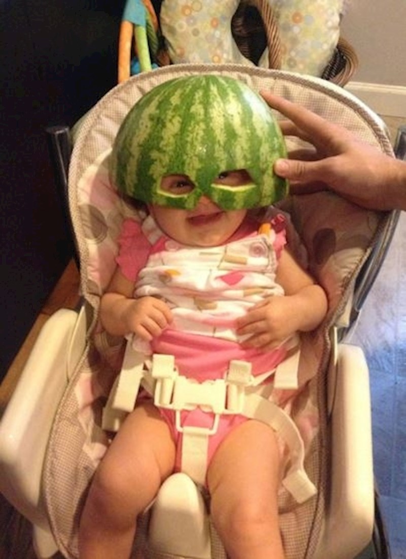 Čini se da joj se sviđa maska. :)