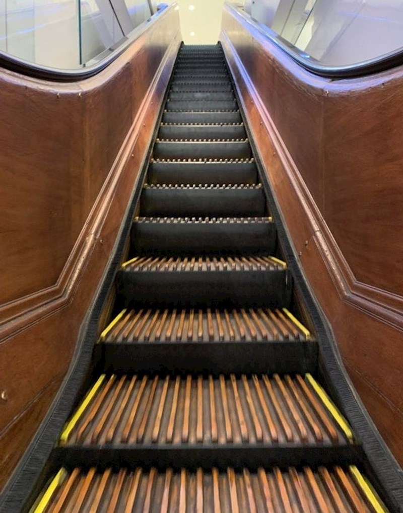 "Macy's u New Yorku još uvijek ima nekoliko originalnih, još uvijek funkcionalnih drvenih pokretnih stepenica."