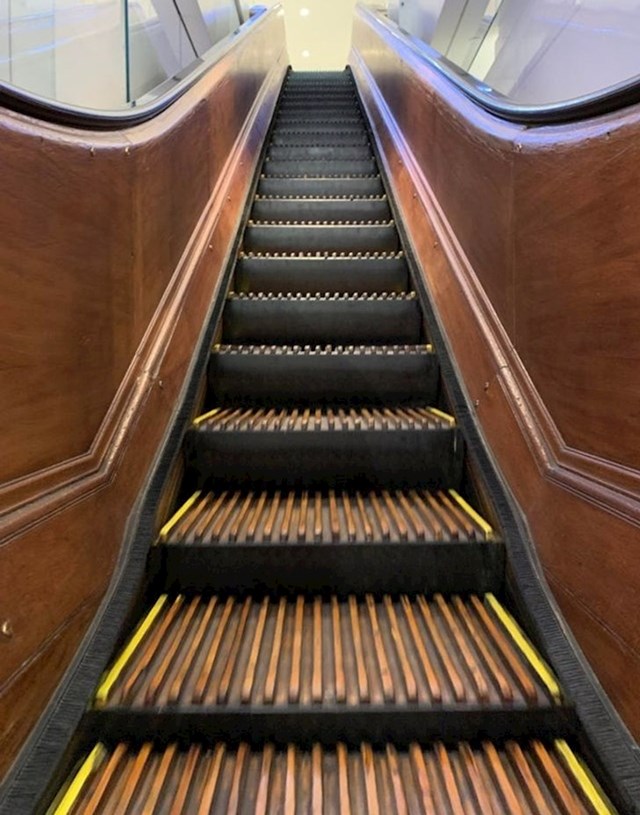 "Macy's u New Yorku još uvijek ima nekoliko originalnih, još uvijek funkcionalnih drvenih pokretnih stepenica."