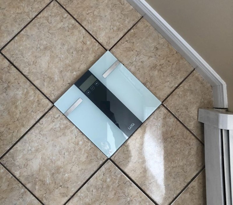 "Način na koji se moja vaga savršeno uklapa u pločicu."