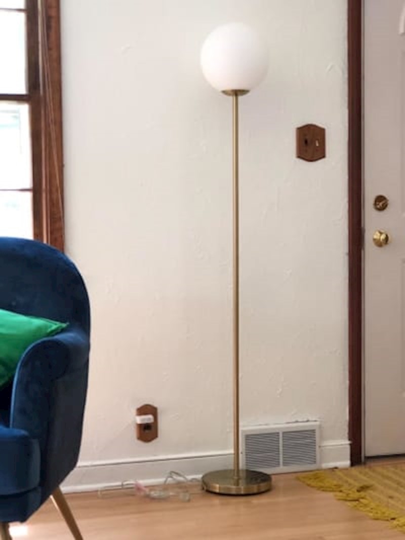 Svijetlo stolne ili podne svjetiljke povećati će osjećaj veličine prostora.