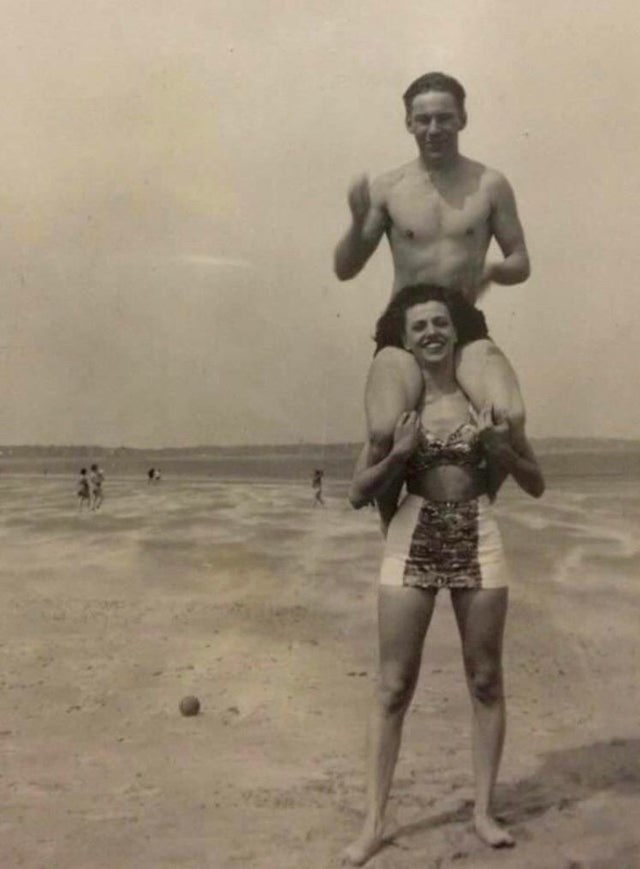 "Moj djed na ramenima moje bake, negdje 40-ih godina."