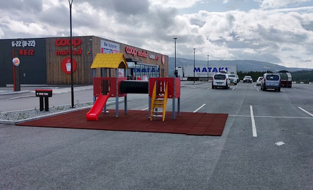 #4 Dječje igralište usred parkirališta negdje u Norveškoj.
