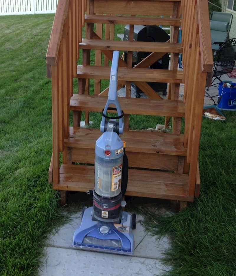 “Pronašli smo rješenje, kako da udaljimo našeg psa od svježe obojenih stepenica.”