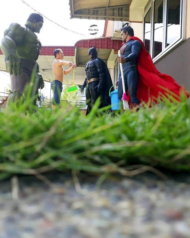 Ove igračke superheroja izgledaju ogromno u zabavnoj izvedbi malezijskog umjetnika.